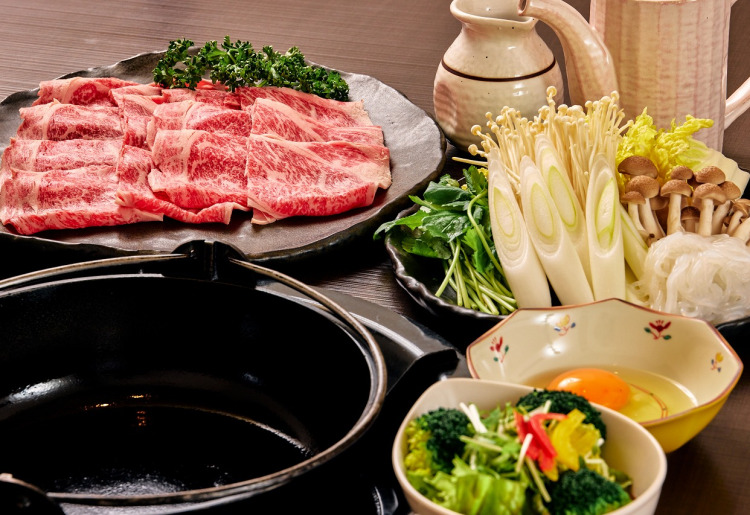 焼肉のほか、しゃぶしゃぶ、すき焼きも用意