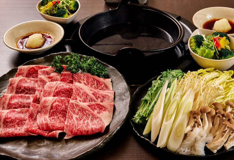 焼肉のほか、しゃぶしゃぶ、すき焼きも用意
