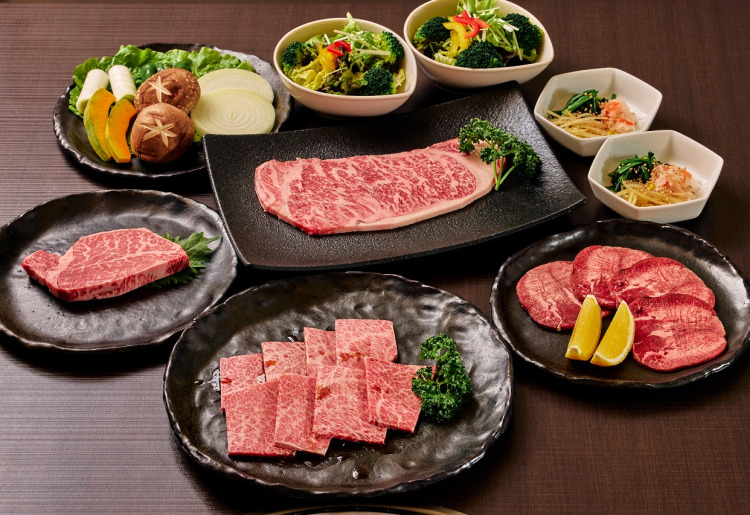 極上の黒毛和牛霜降り肉を店内でじっくり熟成し、肉の旨味を最大限に引き出して提供